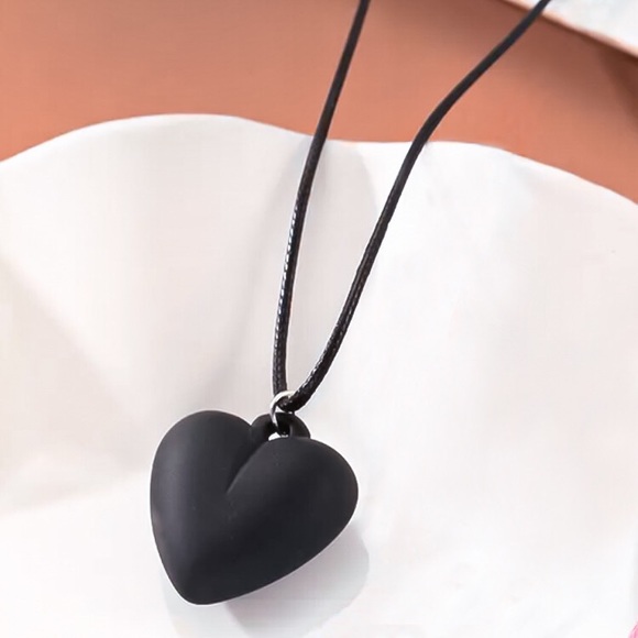 🔵𝟲𝟱%𝗢𝗙𝗙 𝗯𝘂𝗻𝗱𝗹𝗲𝘀 𝟯+🔵 NEW Large Black Matte Heart Bohemian Necklace - Picture 5 of 10